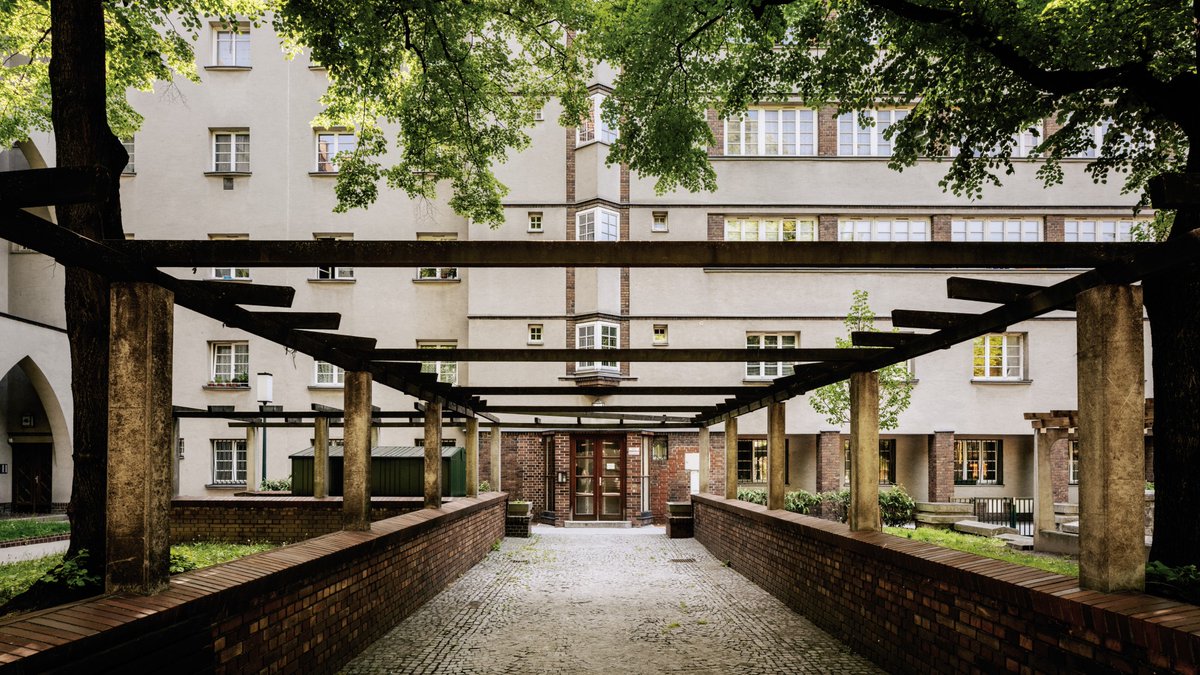 WienInfoB2B's tweet image. @MonocleMag​ kürt Wien 2025 zur Nr. 1 in der Kategorie Wohnen! 🏙️

Mit vorbildlichem sozialen Wohnbau und smarter Stadtplanung setzt Wien Maßstäbe für Lebensqualität.

📖 Details dazu: wien.info/de/lebenswerte…

#Monocle #Lebensqualität #ViennaNow