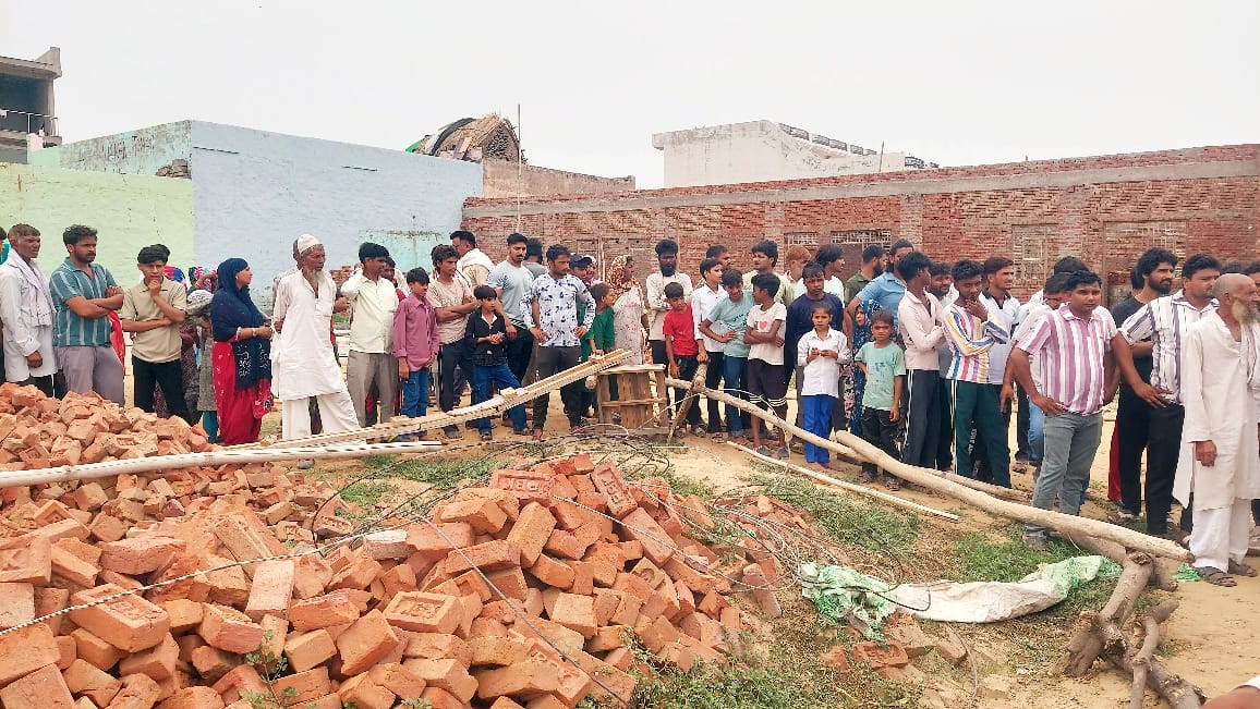 ⚠️ यह कोई हादसा नहीं – यह हत्या है! ⚠️
हत्यारे कोई और नहीं, खुद सरकारी विभाग के अफसर हैं।

📍 गौतम बुद्ध नगर — उत्तर प्रदेश का सबसे सुरक्षित, सबसे विकसित, सबसे महत्वपूर्ण जिला
📍 रबूपुरा – अनवरगढ़ गांव में
हाई वोल्टेज लाइन गिरने से एक युवक की दर्दनाक मौत

🔥 परिवार ने कई बार की