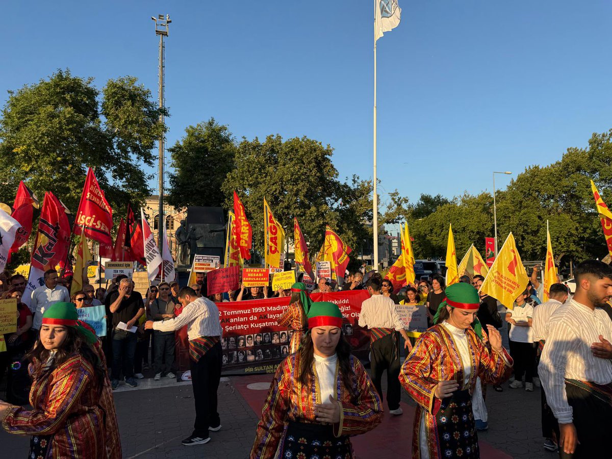 📍Kadıköy’de #Madımak katliamını anmak için toplandık.
Sivas katliamının 32. yılında Suriye’de Alevilere yönelik etnik temizlik yaşanıyor.  Katliamcı çeteleri dün olduğu gibi bugün de AKlayanlara karşı tek yol omuz omuza mücadele, tek yol emekçilerin birliği! Açalım kızıl