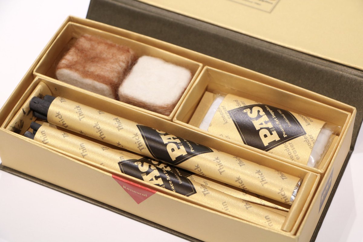 PAPERVOICE_TKY's tweet photo. 【PACKAGE VOICE展 作品紹介-3】
株式会社イングアソシエイツ
“Peace Art Supplies　Drawing Charcoal Set“

架空のメーカー、ピースアートサプライのリニューアルパッケージ。紙を使うクリエイティブから連想したのは”描くモノ“。その原点とも言える木炭セットを「グリスター」の煌めきが包みます。 https://t.co/Ux0gJksRue