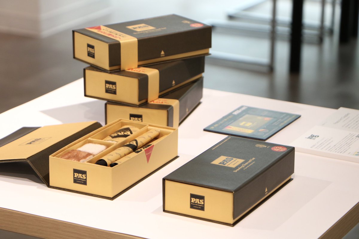 PAPERVOICE_TKY's tweet photo. 【PACKAGE VOICE展 作品紹介-3】
株式会社イングアソシエイツ
“Peace Art Supplies　Drawing Charcoal Set“

架空のメーカー、ピースアートサプライのリニューアルパッケージ。紙を使うクリエイティブから連想したのは”描くモノ“。その原点とも言える木炭セットを「グリスター」の煌めきが包みます。 https://t.co/Ux0gJksRue