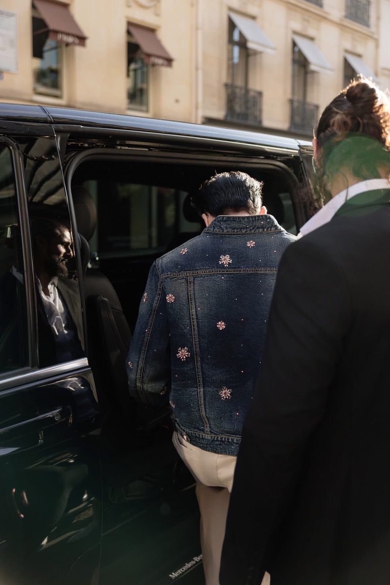 lunanef_'s tweet photo. Louis Vuitton thêu nên đẳng cấp bằng chỉ vàng. HIEUTHUHAI làm nó sống dậy bằng tâm hồn nghệ sĩ.

@LouisVuitton 

HIEUTHUHAI in Paris for LVMenSS26
#HIEUTHUHAIxLVMenSS26 https://t.co/xbLOYQHLz0