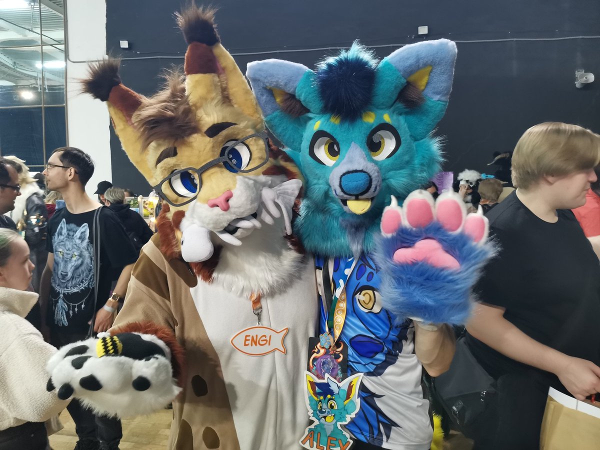 Alex_Wolfi99's tweet photo. This is my first time in a suite, but I couldn't even imagine that it would be so cool))😄
I met several hundred furries, many acquaintances and just cool fluffies.
I really relaxed and tried to hug everyone🤗 https://t.co/8B8QU52IRP