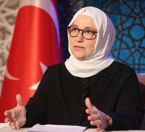 Milyonlarca vatandaş hac sırası beklerken, Diyanet İşleri Başkanı Ali Erbaş’ın eşi Seher Erbaş’ın “VIP” kontenjanından 6. kez hacca gittiği ortaya çıktı.

Erbaş ailesinin, Mekke Din Hizmetleri Ataşeliği’nin tahsis ettiği lüks suit odada kaldığı ve seyahat boyunca konsolosluğa