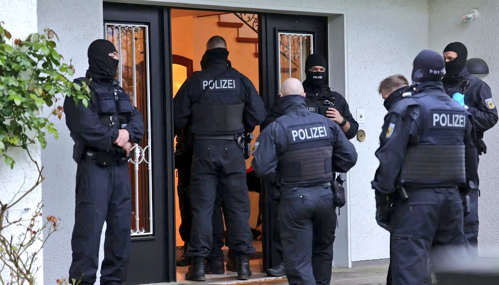 "Guten Morgen. Wir stellen jetzt Ihre Bude vor Ihren Kindern auf den Kopf, nehmen alle Ihre Geräte mit und dann gibt es noch eine fette Strafanzeige, vielleicht eine Vorstrafe oder sogar Knast. Sie haben die falsche Meinung ins Internet geschrieben."
Deutschland 2025.