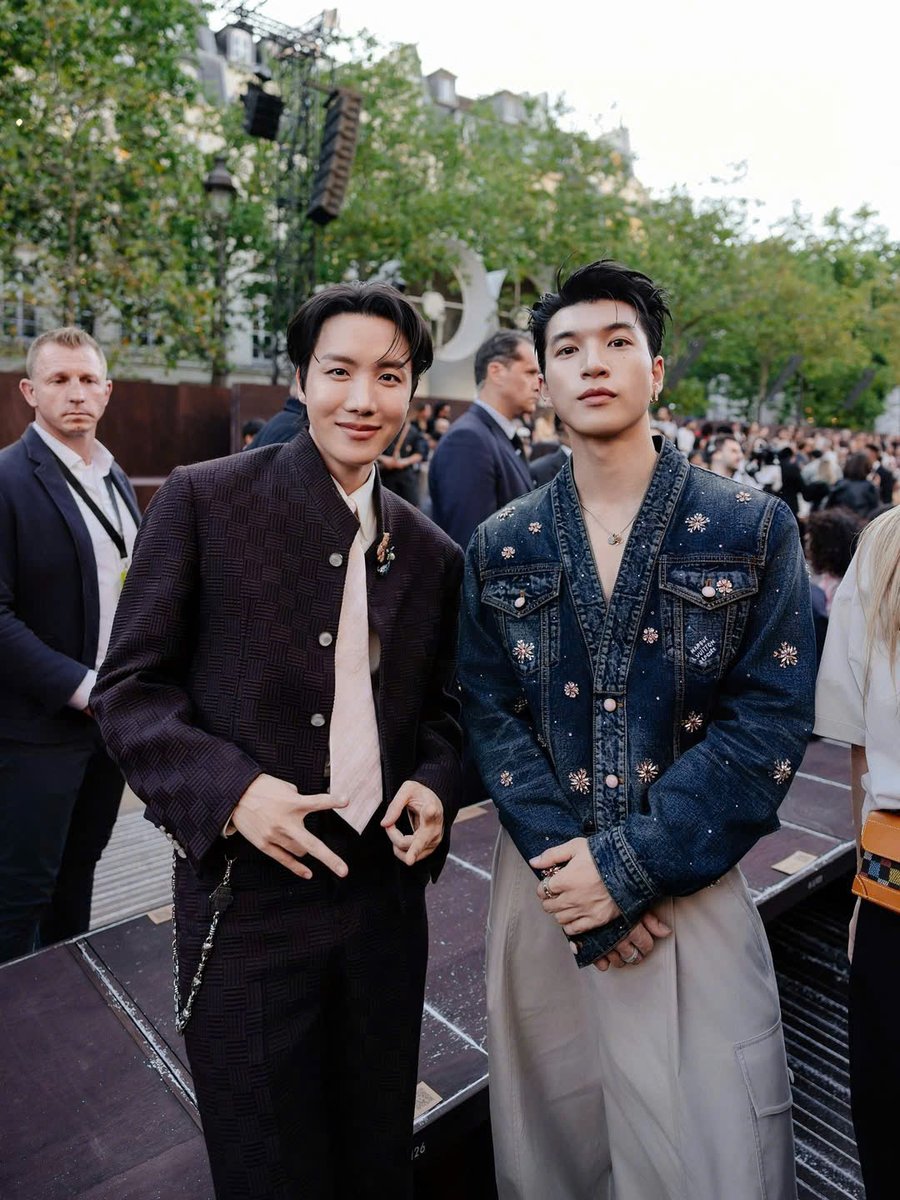 GiveHieuAHug's tweet photo. HIEUTHUHAI shines with other famous guests at PFWSS26 
@louisvuitton HIEUTHUHAI in Paris for LVMenSS26 #HIEUTHUHAIxLVMenSS26 https://t.co/qE7pPUKyHI