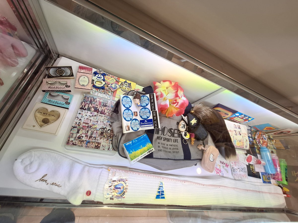 大丸梅田店で開催中の「平成ときめき展」、伸ばした状態のルーズソックスを初めて見た。
こんなに長いのか。
「本当はリュウグウノツカイの標本を隣に置きたかったが入手できなかった」とのこと。
どなたか寄贈してさしあげて。