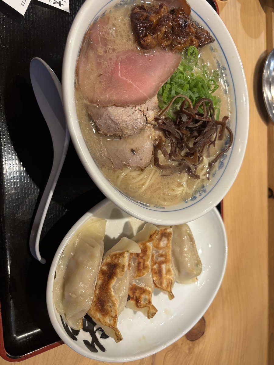 First meal in Japan:
2000¥ at Airport Narita 9:30am
3 different cuts of pork ramen + 5 pork gyoza

Fail: forgot to order egg 🫠
Size: wasnt able to finish 🤣
Flavour: despite being the first ramen in Japan, its not my first time here. So its 6/10

Overall: 8/10 quite the value