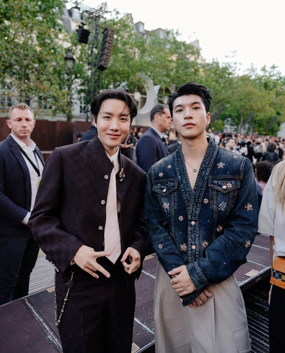 ilysmppo's tweet photo. The man posing with Hoseok is HIEUTHUHAI, a Vietnamese artist. Both of them exuded charm in their Louis Vuitton looks 🥳

@LouisVuitton 
#LVMenSS26 #HIEUTHUHAI #JHOPE https://t.co/g1hjPPx7ZW
