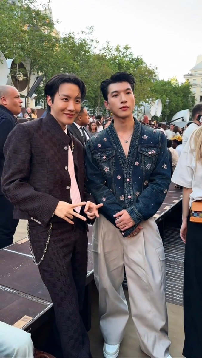 ilysmppo's tweet photo. The man posing with Hoseok is HIEUTHUHAI, a Vietnamese artist. Both of them exuded charm in their Louis Vuitton looks 🥳

@LouisVuitton 
#LVMenSS26 #HIEUTHUHAI #JHOPE https://t.co/g1hjPPx7ZW