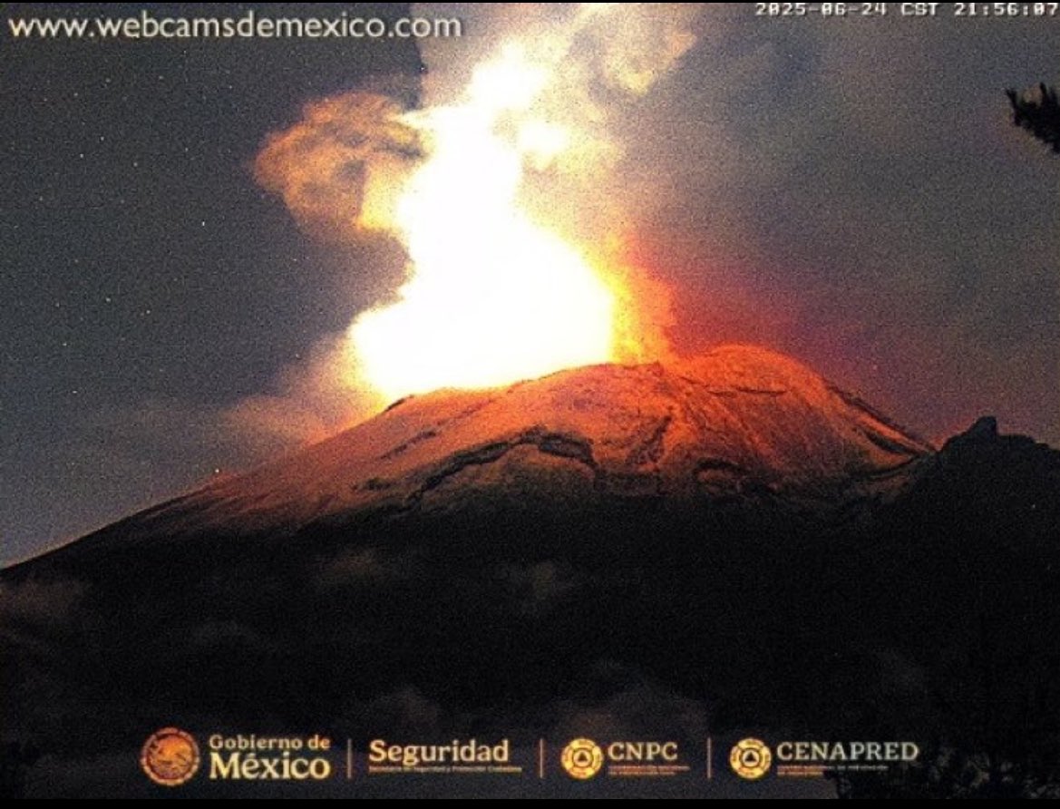 Está noche el #Popocatépetl fue fotografiado en medio de una fuerte actividad. 

#Morelos #México