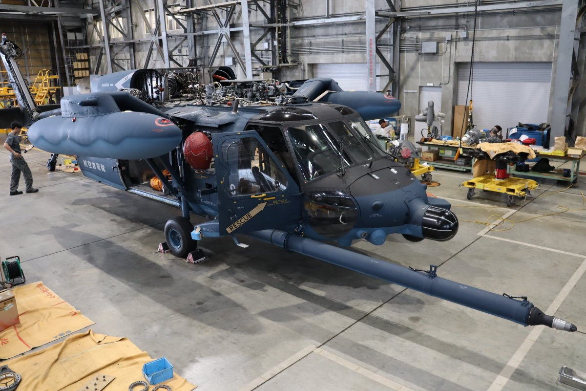 doppelgänger 【整備済】 新潟分屯基地 は、救難機 ＃UHー60J のトランスミッションの交換作業