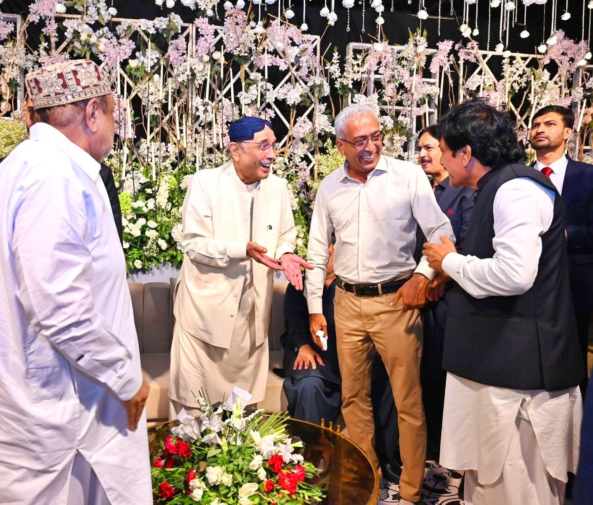 WazirAliTunio's tweet photo. کراچی :پاکستان کی صدرمملکت مردی حر آصف علی زرداری اور ادی فریال تالپور صاحبہ کا سردار نواب خان چانڈیو کی فرزند کے شادی میں شرکت کی..
@FaryalTalpurPk @AAliZardari https://t.co/WKGrCVafdF
