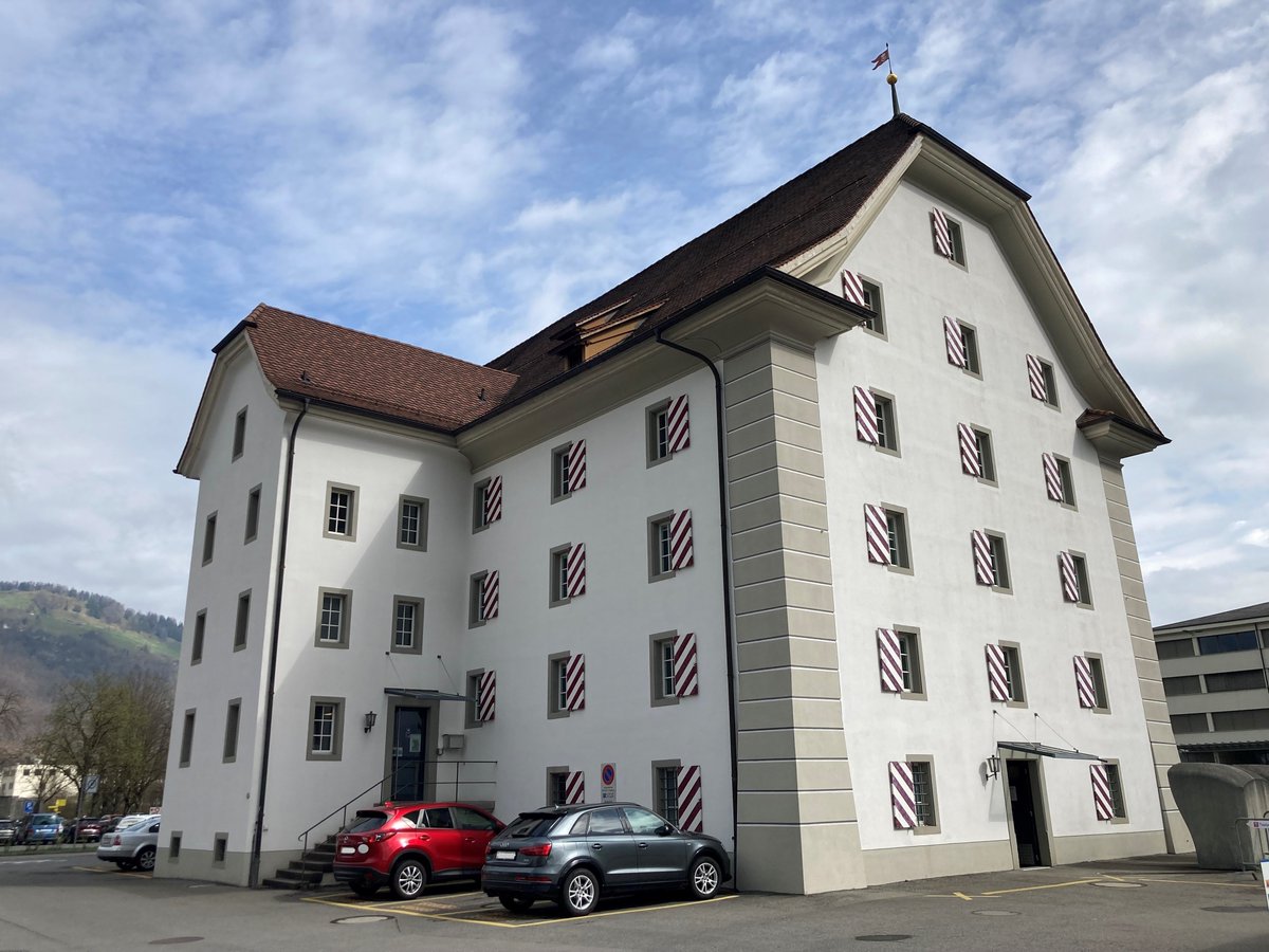 Der Kanton Nidwalden plant, die Nutzung des Zeughauses Oberdorf als Unterkunft für Schutzsuchende aus der Ukraine um drei Jahre zu verlängern. Grund ist die anhaltende Kriegssituation und der weiterhin bestehende Bedarf an Unterbringungsmöglichkeiten.

✔️ Der Standort hat sich