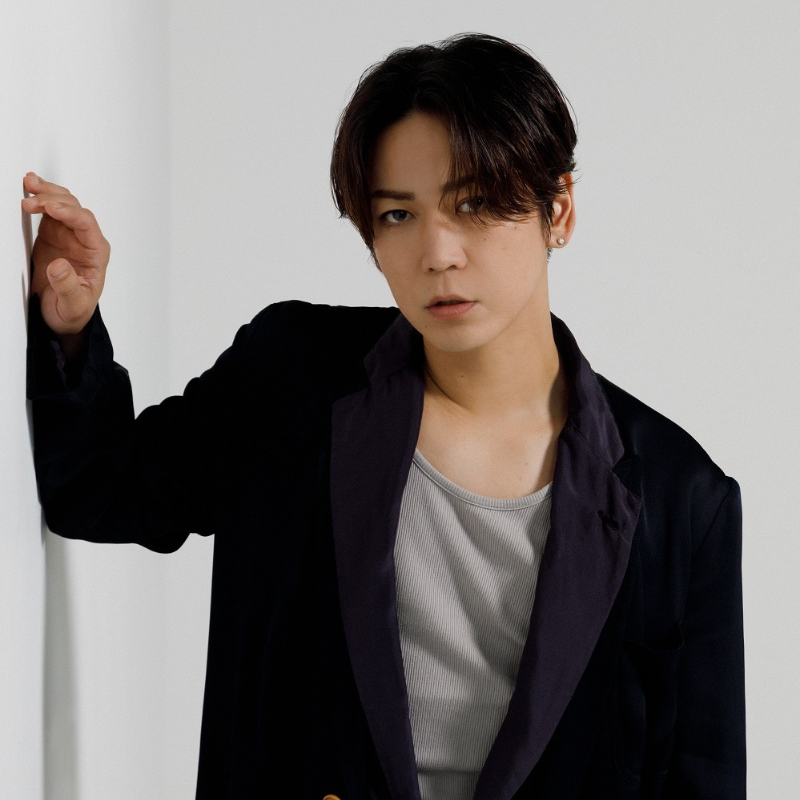 eigacom's tweet photo. 【📝映画comインタビュー🎙️】

「でっちあげ　殺人教師と呼ばれた男」（公開中）より綾野剛＆亀梨和也が登場✨

TVドラマ「妖怪人間ベム」以来、14年ぶりの共演となった、ふたりにブレることなき信頼関係がもたらす相乗効果を語っていただきました💁

@detchiagemovie #映画でっちあげ