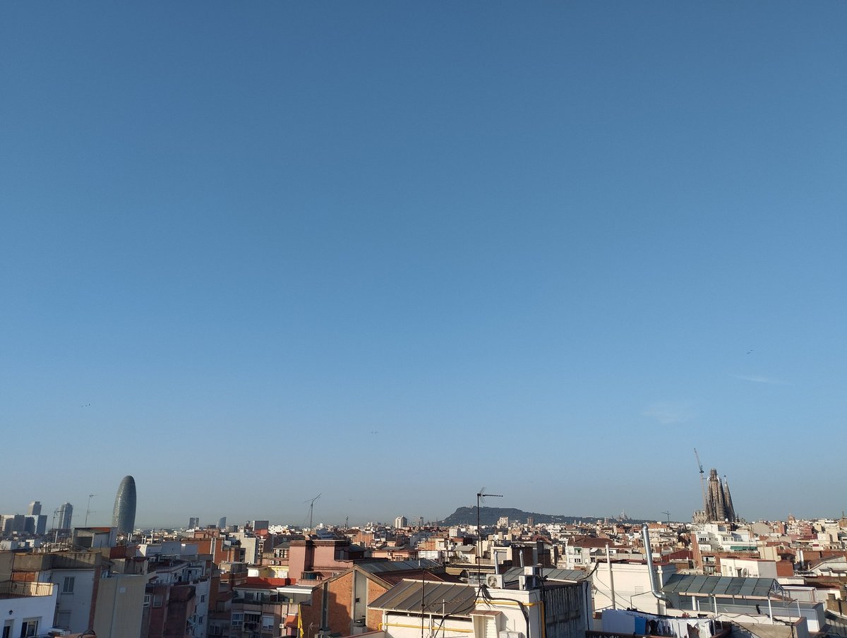 Mínima de 23.7°C a #SantAndreu després dels 34.6°C de màxima d'ahir 
1012hPa i humitat baixa del 45%hr
🌞🌞🌞🌞