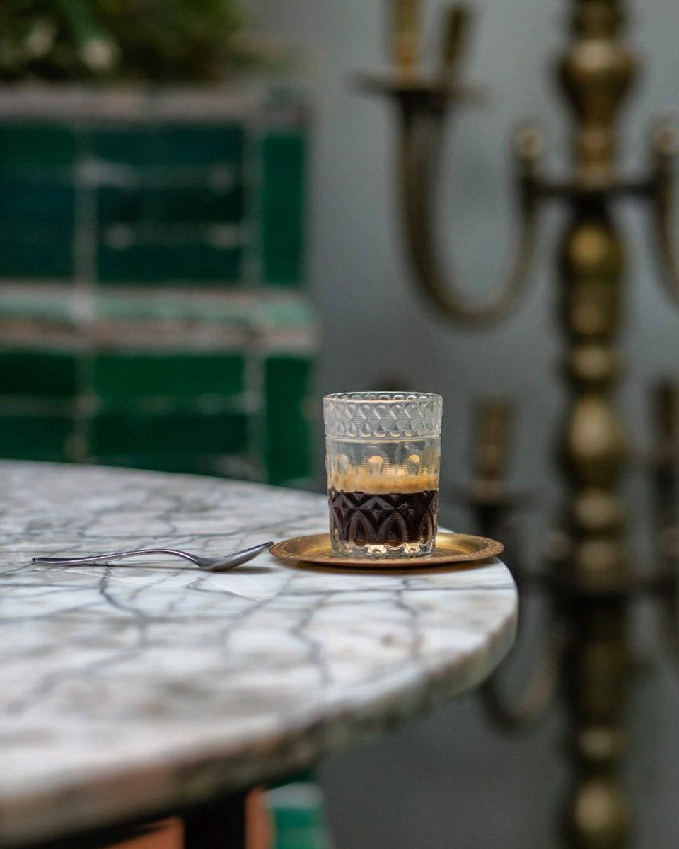 ZiaMurabitun's tweet image. La conscience aiguë que nos gestes, nos mots, nos routines sont souvent déconnectés de tout sens véritable, et que pourtant, on continue.

C’est à la fois tragique et comique.

« La parole se déprécie, comme toute marchandise en excès. »

- Jean Baudrillard 

Tifawine ☕️ #Pensée