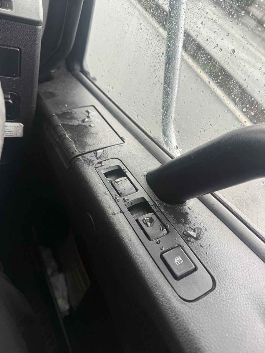 何起き？wクソ雨漏りするやんw