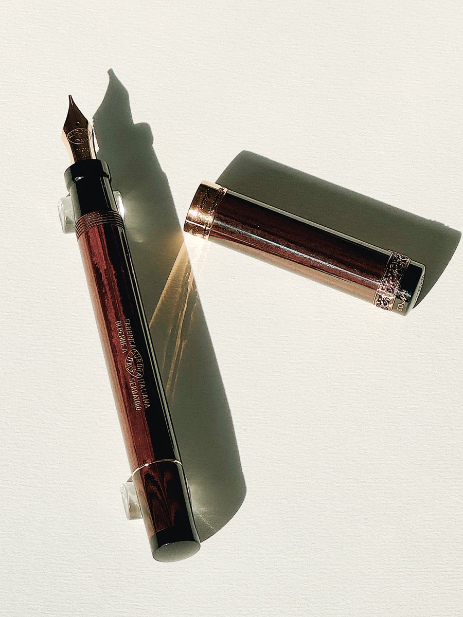 한국 한정판 오로라 인터나지오날 에보나이트 스트로베리 금장 만년필입니다.🍓 에보나이트는 하드러버, 경화 고무라고도 불리는 소재로 만년필 초창기에는 대부분이 사용했던 소재지만, 현재는 에보나이트를 다루는 기술력을 가진 제조사가 많지 않아 희소가치가 있는 제품입니다.