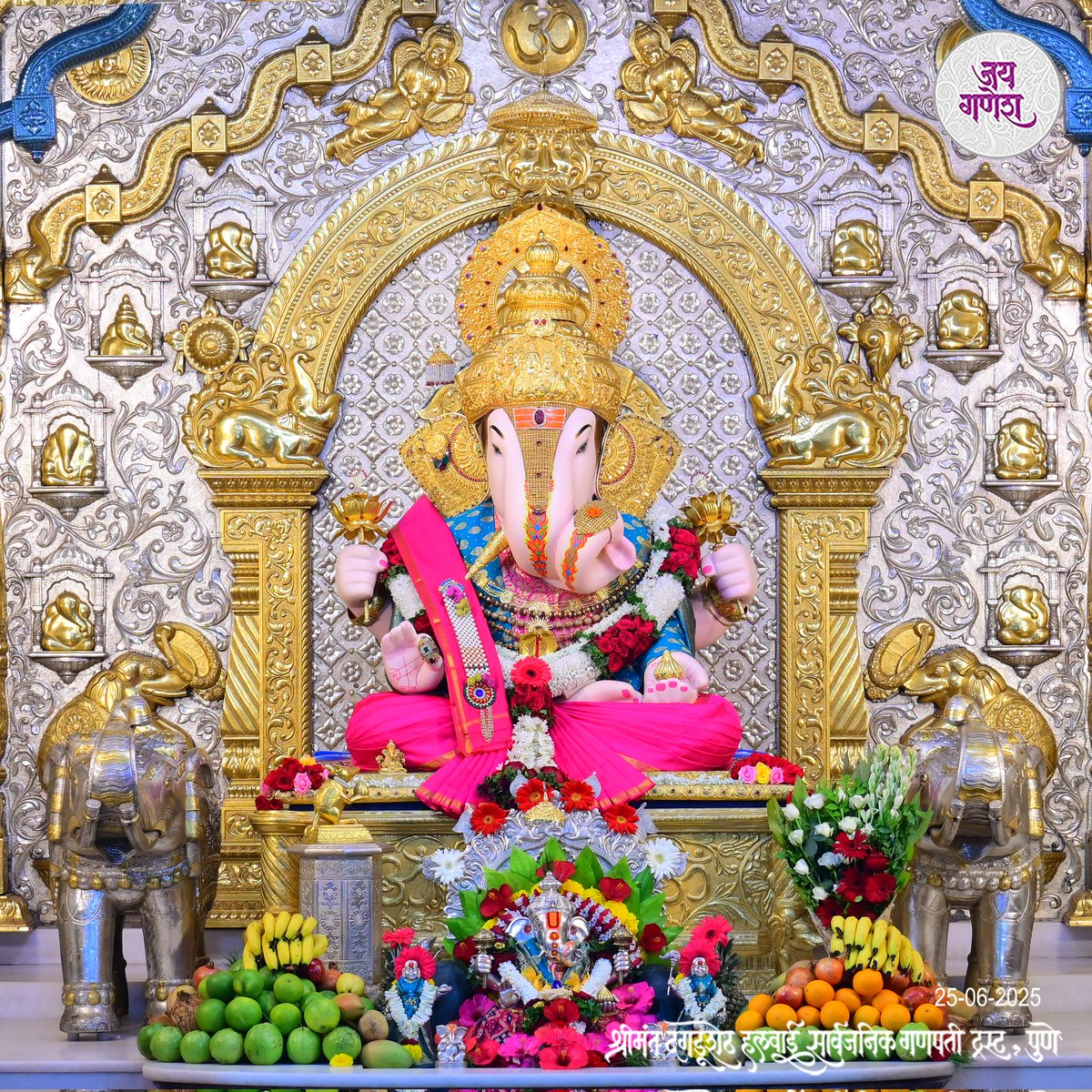 SAGARM_2525's tweet image. वक्रतुण्ड महाका सूर्यकोटि समप्रभ । 
निर्विघ्न कुरु मे देव सर्वकार्येषु सर्वदा ॥   
ॐ गणेश नमः 🚩
#dagdusheth #shrimant