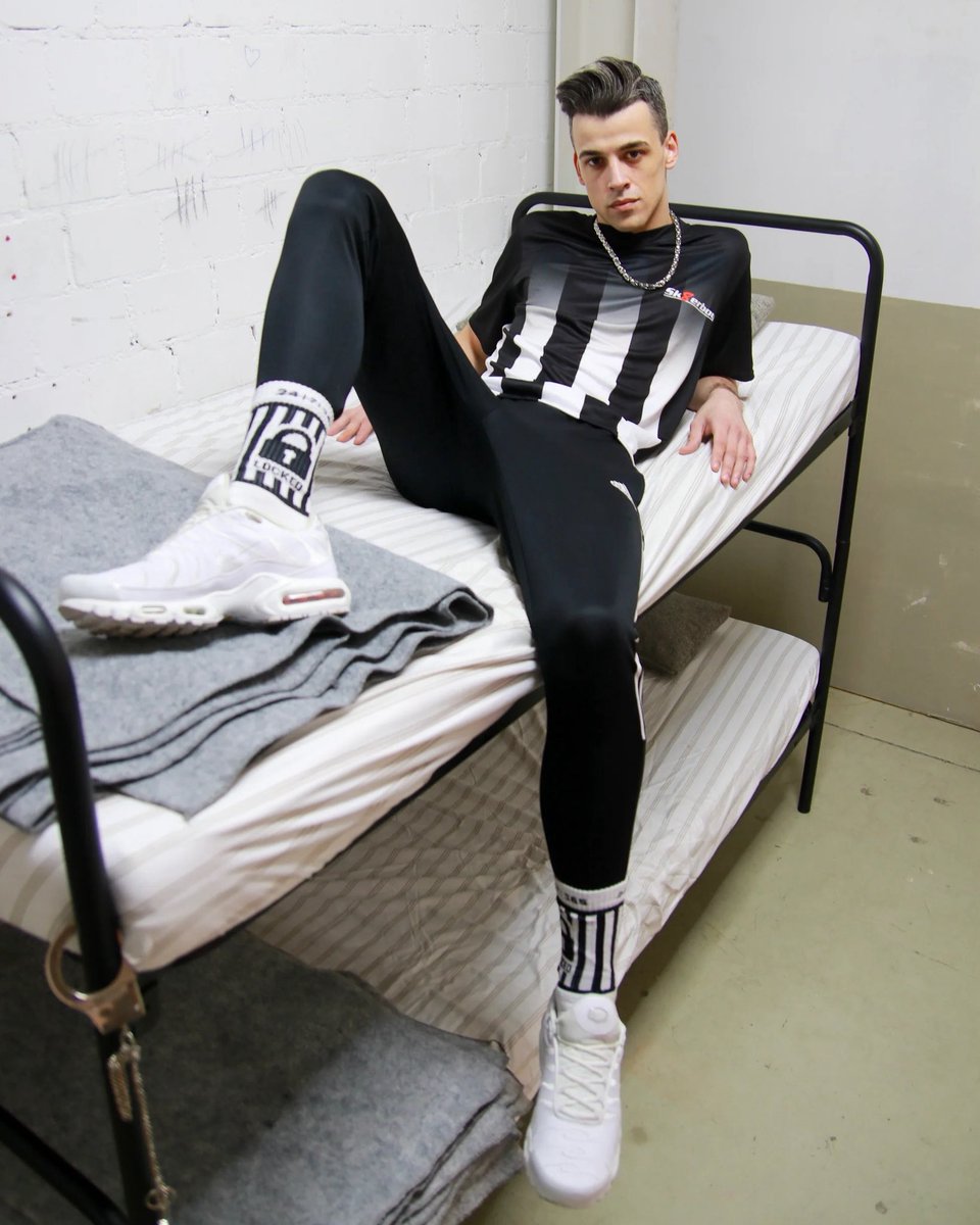 Sk8erboy® LOCKED Socks to więcej niż tylko skarpetki – to deklaracja, która nie zostawia miejsca na domysły 😈
✅ motyw zamka, krat i napis 24 | 7 | 365
✅ zero kompromisów – jesteś locked non stop
✅ mocny fetyszowy vibe z widocznym przekazem
✅ idealne do sneakersów, dungeon