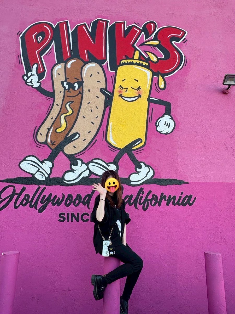 kuro_m20's tweet image. 聖地巡礼ツアーin L.A.
帰りの便の乗り継ぎをLA経由にして2時間半の観光を決行!
ベニスビーチでディナーの予定だったけど、
急遽Pink's Hot Dogsも行ってきたよ🌭
行きたかったところに行けて、またひとつ夢が叶った💞