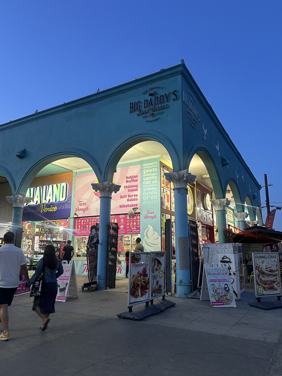 kuro_m20's tweet image. 聖地巡礼ツアーin L.A.
帰りの便の乗り継ぎをLA経由にして2時間半の観光を決行!
ベニスビーチでディナーの予定だったけど、
急遽Pink's Hot Dogsも行ってきたよ🌭
行きたかったところに行けて、またひとつ夢が叶った💞