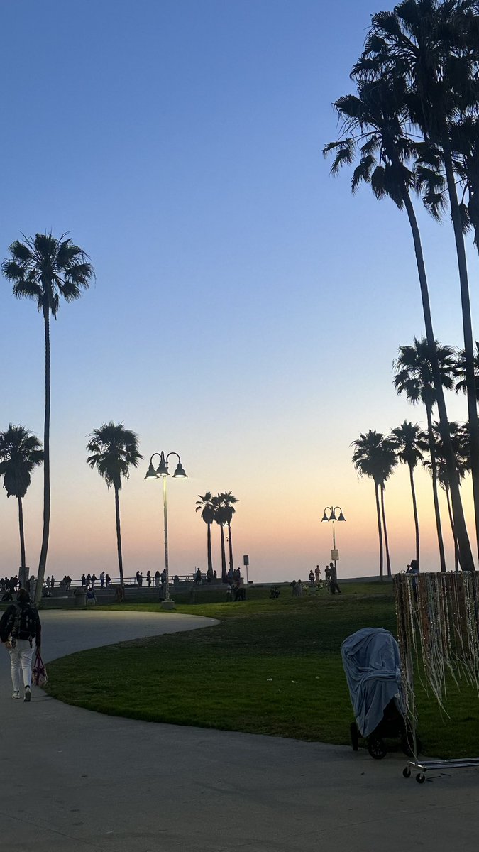 kuro_m20's tweet image. 聖地巡礼ツアーin L.A.
帰りの便の乗り継ぎをLA経由にして2時間半の観光を決行!
ベニスビーチでディナーの予定だったけど、
急遽Pink's Hot Dogsも行ってきたよ🌭
行きたかったところに行けて、またひとつ夢が叶った💞
