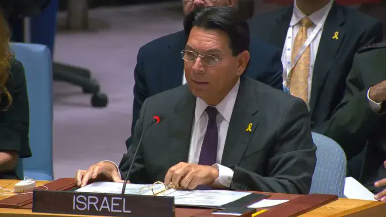 IsraelArabic's tweet photo. السفير دانون:" اسرائيل اضطرت إلى القيام بما خشي المجتمع الدولي القيام به وتحييد التهديد الإيراني"
سفير إسرائيل لدى الام المتحدة داني دانون ادلى بهذا التصريح خلال جلسة عقدها  مجلس الأمن الدولي الليلة الماضية لبحث القرار 2231، الذي يتعلق بمراقبة البرنامج النووي الإيراني.
 ووجه السفير دانون الشكر للرئيس الأمريكي دونالد ترامب على دوره، قائلاً: "أشكر الرئيس ترامب على دعمه وتحركه لمواجهة التهديد النووي الإيراني. لقد أزالت إسرائيل تهديدًا مزدوجًا على وجودها: البرنامج النووي الإيراني والصواريخ الباليستية، واستعادت قوة الردع".
 وهاجم دانون النظام الإيراني وتعامل مجلس الأمن معه، قائلاً: "لو كانت هناك جائزة نوبل للكذب والخداع، لنالها النظام الإيراني كل عام. على مدار عقد من الزمن، فضل مجلس الأمن تصديق الوهم".
 وأضاف: "تحدثتم عن 'إطار للسلام'، بينما اعتبرته إيران 'إطارًا للخداع' ولتطوير سلاح نووي. أنتم تفاوضتم وتحدثتم، بينما هم عملوا على تخصيب اليورانيوم. أنتم تجاهلتم، بينما هم تهربوا من الرقابة. أنتم أملتم، بينما هم كذبوا. اضطرت إسرائيل إلى القيام بما خشي المجتمع الدولي القيام به، وتحّييد هذا التهديد".
@dannydanon