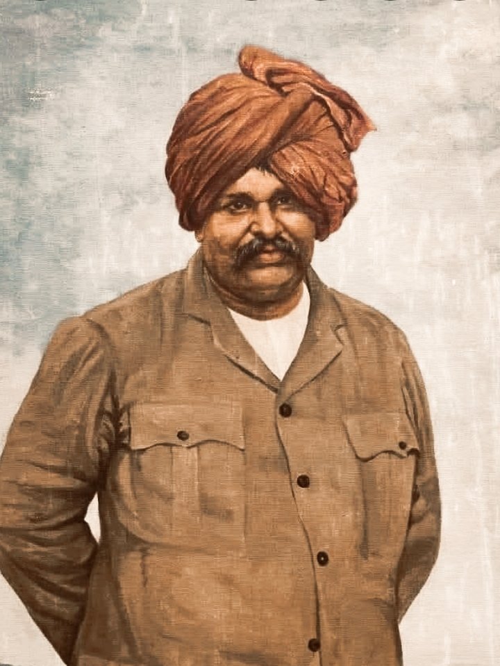 वंद्य आम्हा हे शाहू छत्रपती |
श्रेष्ठ जगी ते करवीर नृपती ||

क्रांतीची तुतारी प्रथम महात्मा जोतिबा फुलेंनी मुळामुठेच्या काठावर फुंकली. तिचे निनाद विरू लागण्यापूर्वीच पंचगंगा नदीच्या तीरावरून या क्रांतीचे रणशिंग फुंकले ते छत्रपती राजर्षी शाहू महाराजांनी..!

#Lokraje_shahu_maharaj