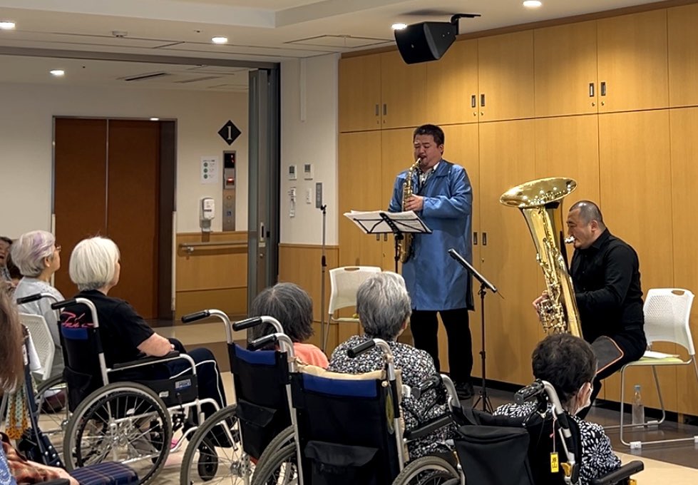 先日は以前定期演奏会に賛助出演いただいたチューバ奏者の大和田怜さんと演奏でした。
チューバとサックス、なかなかの組み合わせですが、バッハから昭和歌謡曲まで盛りだくさんでご用意しました♪
目の前まで詰め詰めでたくさんの方にお楽しみ頂けて良かったです☺️