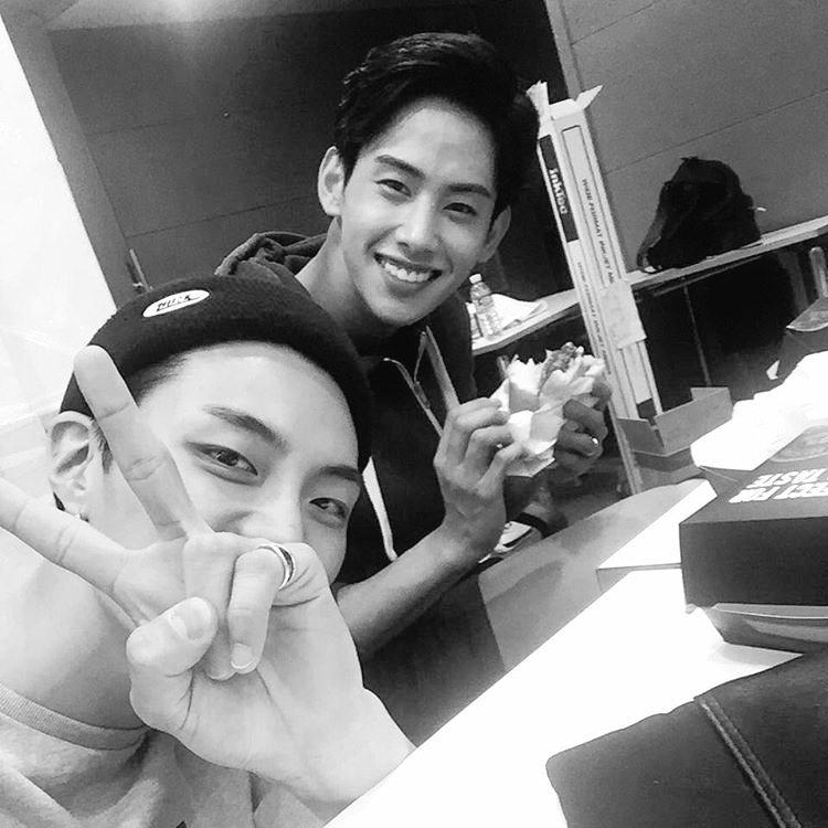 choipolar421's tweet photo. 수상할 정도로 브이를 많이 하는 남성 https://t.co/pcKB1vEbak