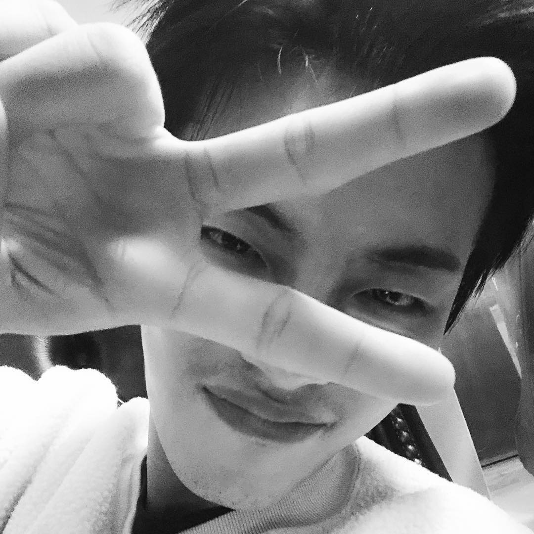 choipolar421's tweet photo. 수상할 정도로 브이를 많이 하는 남성 https://t.co/pcKB1vEbak