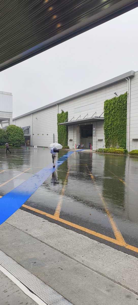 uft_official's tweet photo. 弊担当、今日は大森の本社にいたと思ったら、ビッグサイトに移動してたりと珍しくアクティブです。
それにしても1分先の天気が読めないぐらいに雨が降ったり止んだりで参ります。
湿度も天元突破してて暑さ指数が鰻登りです。 https://t.co/JrXgWUYeKl