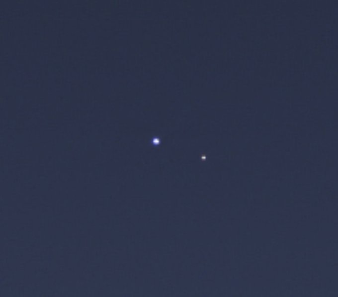 konstructivizm's tweet image. From Saturn, Earth appears as a tiny blue dot on the left, while the Moon is a dimmer, white speck to the right.

(Credit: NASA/JPL-CaltechSpace Science Institute)