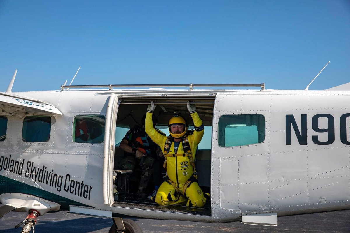 After two months on the road reporting from UK skydiving events, the international leg begins! 🌍✈️ Next stop: Chicago 🇺🇸, New Jersey 🇺🇸, Denmark 🇩🇰, Poland 🇵🇱, the Netherlands 🇳🇱, and France 🇫🇷 — all in the next two months. Let the summer of airsports begin! 🪂 #Skydiving