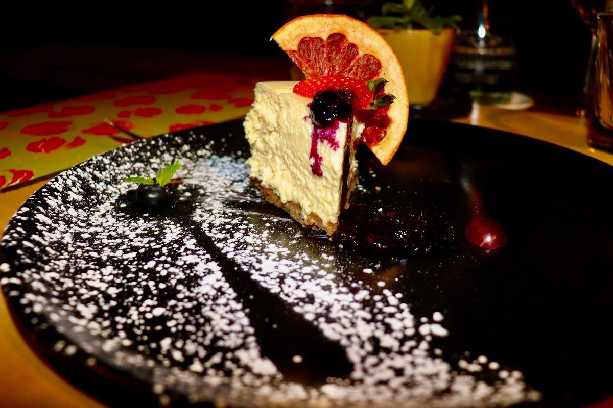 Finishing up our evening on a sweet note with MaKuwa-Kuwa's mixed berries cheesecake, served with a meringue stick and berry compote.

instagram.com/p/DLSwtwYotX8/…

#LaurasWorld #VictoriaFalls  #Zimbabwe #VictoriaFallsSafariLodge #VicFalls