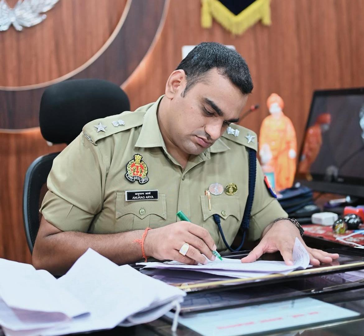 AmarNcr's tweet photo. बरेली SSP अनुराग आर्य ने 🚨🚨

बरेली में चोर, गुंडो, गौ-तस्करों के हाफ-एनकाउंटर का शतक लगा दिया है ! 

मुख़्तार अंसारी के आपराधिक क़िले को ढ़हाने वाले @bourne2lead 

UP में जहाँ भीं जाते अपराधियों का तगड़ा इलाज करते है।@barelipulice https://t.co/zq4qL9UlEw