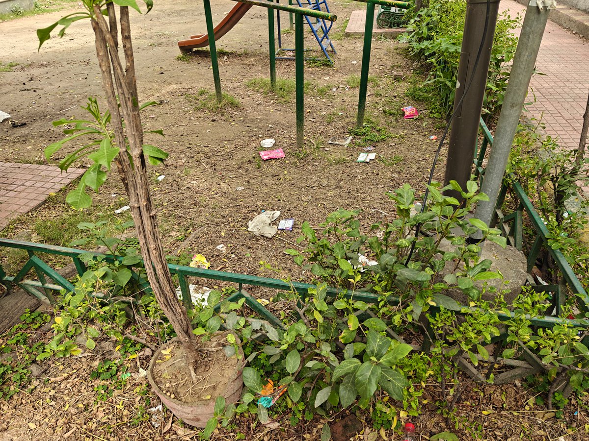 NitinKhatri13's tweet photo. @MunCorpGurugram @cmohry @NayabSainiBJP @diprogurugram1 @DiprHaryana @DC_Gurugram @PradeepIAS_HR @Rao_InderjitS @RaoNarbir Koi response nahi milta sab jhut hai, Krishna colony sheetla park https://t.co/BR6UsaTkNk