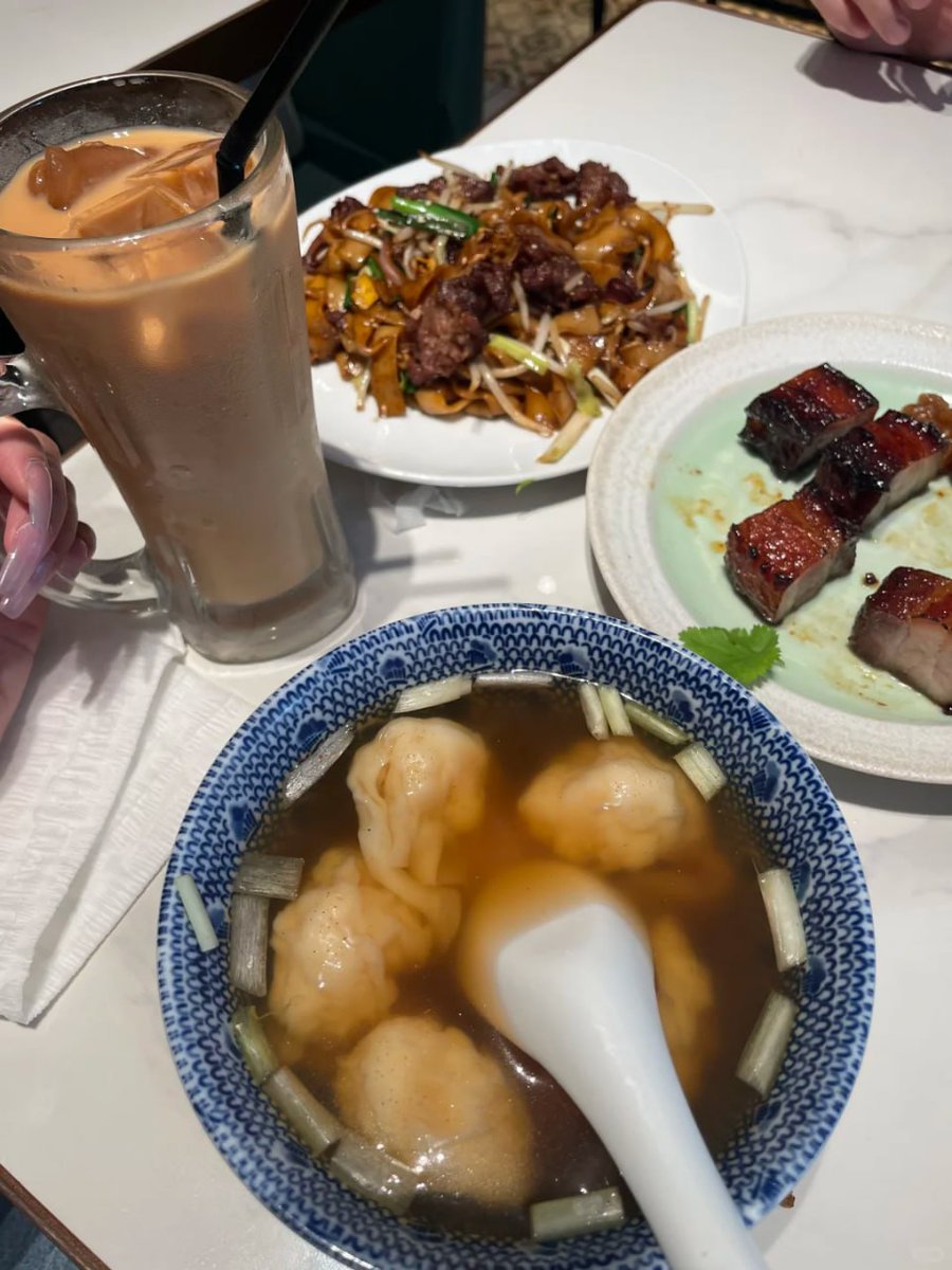 grossd94's tweet photo. 土鍋ご飯の焦げたところはすごく香ばしいけど、僕は日本料理の繊細な味わいのほうが好きかな。刺身の甘さとか、寿司の酢飯のバランスとかね。たぶん、あっさりした味が好みなんだと思う〜。 https://t.co/xfhkty55eV