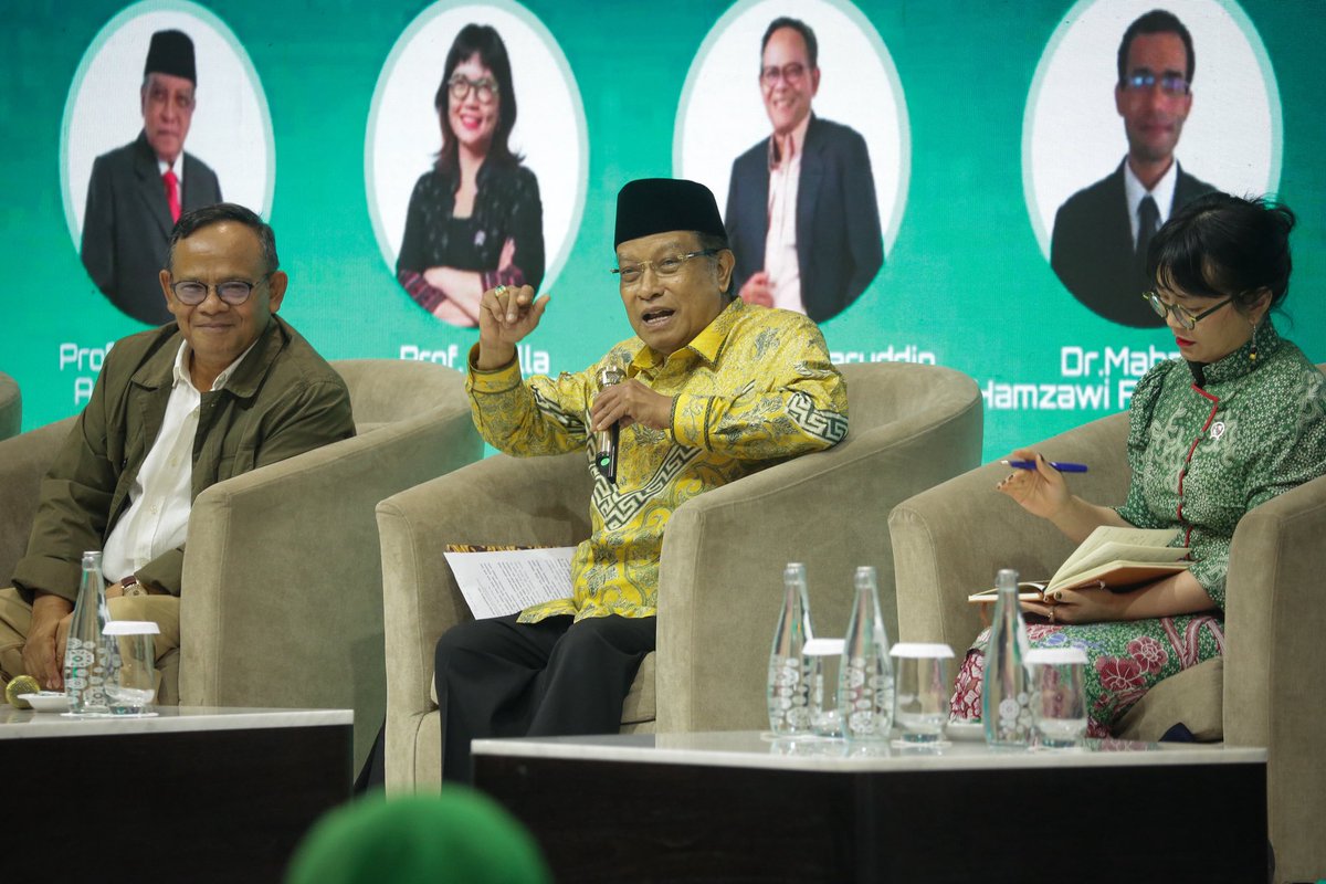 DPP_PKB's tweet photo. Hari kedua #ICTP2025 dibuka dengan simposium bertema transformasi pesantren. Hadir sebagai narasumber: Prof. Dr. KH. Said Aqil Siradj, M.A, Prof. Stella Christie, Ph.D., Prof. Dr. Komaruddin Hidayat, Dr. Mohammad Sharifani, Mehmet Cetin dan Dr. Mahmud Hamzawi Fahim Usman. 

Dipandu oleh @kangmaman72,  diskusi ini jadi ajang tukar gagasan pesantren global.

#TransformasiPesantren