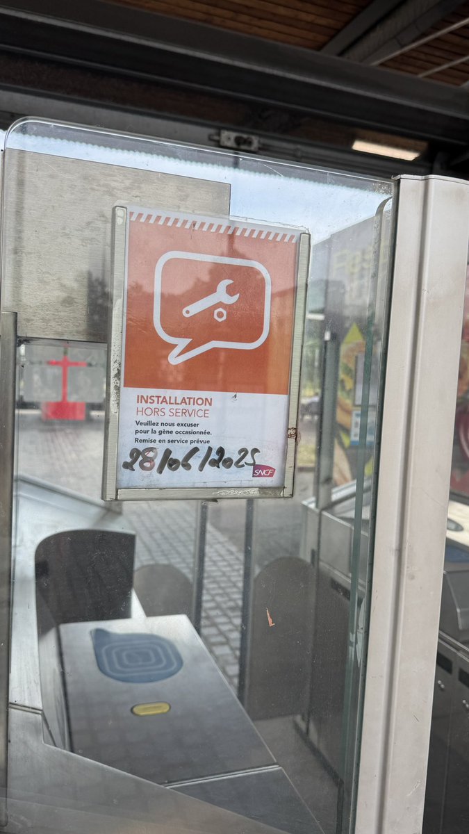 Quel suspense <a href="/LIGNEJ_SNCF/">Ligne J</a> ! + 5 jours mais indiqué avec 2 jours de retard. On apprécie l’économie du feutre, au lieu de tout réécrire comme d’habitude, là on efface juste le 3 pour un 8. La vrai économie aurait été de laisser le 3 et de le fermer pour faire le 8. Next Time !