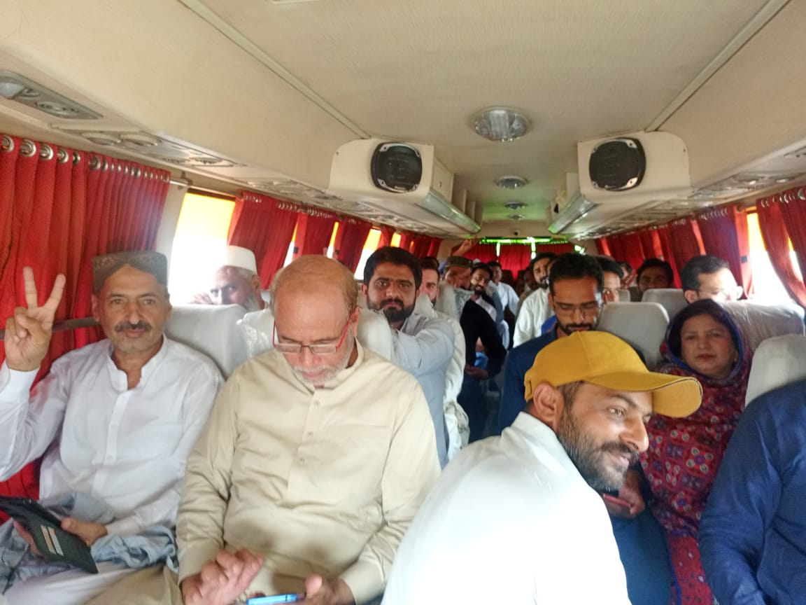 YasirFarid77's tweet photo. اتنے گرمی میں نکلے ملازمین پہ پنجاب حکومت رحم کھائے ـ🌞🔥
اور وفاق کے طرز کا ٪30 ڈیسپیرٹی الاؤنس پنجاب کے تمام ملازمین کو بھی دیا جائے ـ🙏
#EqualPayForPunjab https://t.co/BIeOkPao6Y