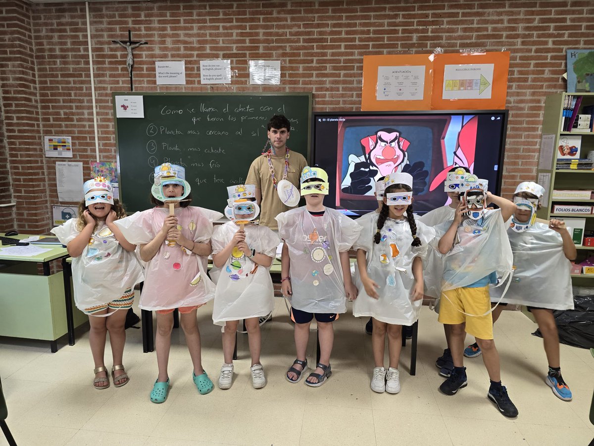 Campamento urbano en el cole. Juegos, disfraces, manualidades y un montón de actividades para que nuestros chiquis disfruten de estos primeros días de vacaciones.
#colegiosancernin #campamentourbano