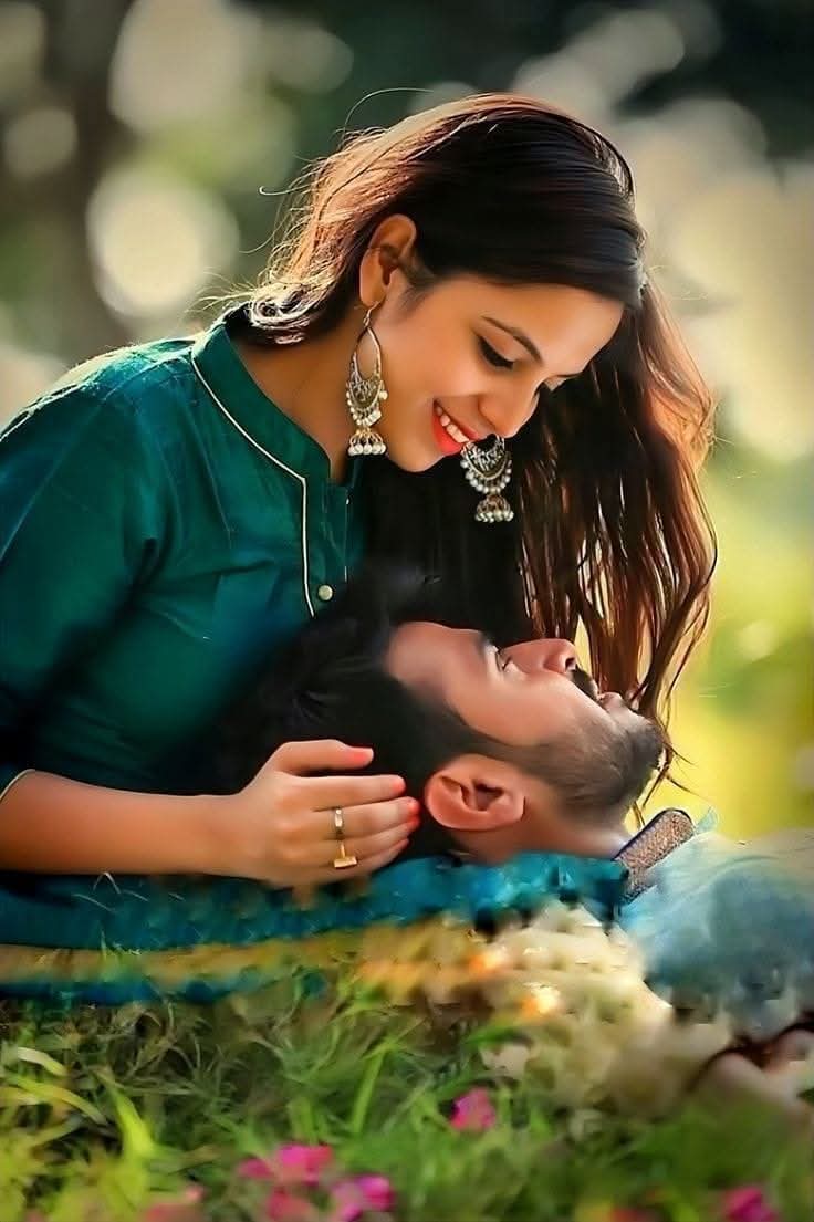 "तेरा मेरा रिश्ता..जज़्बात से जुड़ा हैं,,
ये वो #संगम हैं जो..बिन  मुलाकात से जुड़ा हैं

   #मिलना_बिछड़ना_तो_नसीब_की_बात_हैं

        ये तो वो #बंधन हैं..जो तेरी खुशी 
और मेरी चाहत के...अहसास से जुड़ा हैं"💕