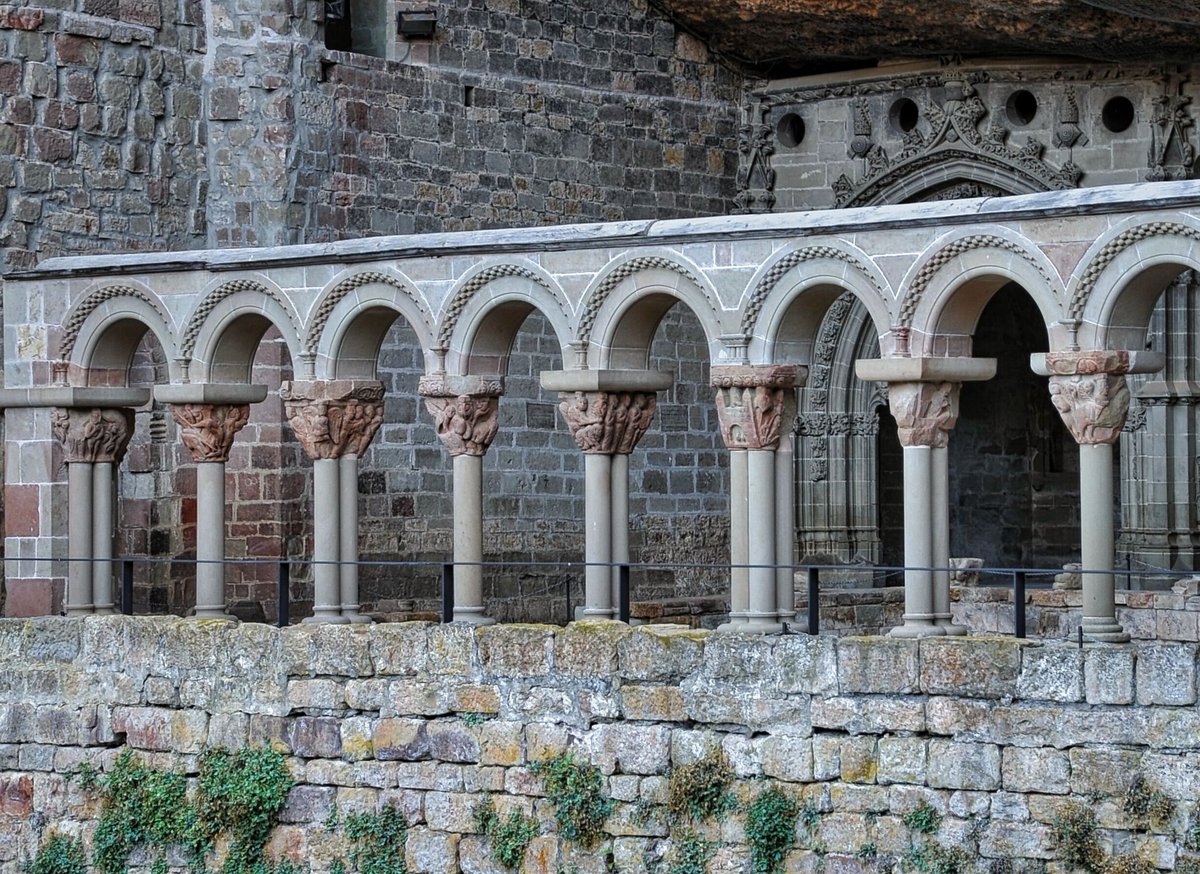 El Monasterio viejo de San Juan de la Peña (Huesca): nuestro románico más genuino. No sé me ocurre nada que tan siquiera se le pueda parecer, ni en España ni en toda la Europa Románica.
#FelizMiercoles