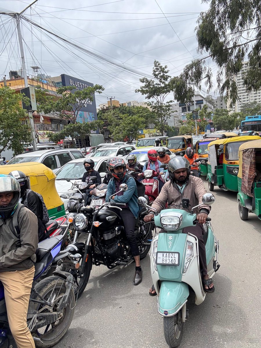 Since the <a href="/rapidobikeapp/">Rapido</a> ban, #Bangaloretraffic has just worsened. Today to cover a stretch of 3km on ambalipura-spr stretch it took over an hour.
Great governance <a href="/siddaramaiah/">Siddaramaiah</a> <a href="/DKShivakumar/">DK Shivakumar</a> <a href="/DCPTrEastBCP/">DCP Traffic East ಉಪ ಪೊಲೀಸ್ ಆಯುಕ್ತರು ಸಂಚಾರ ಪೂರ್ವ</a> <a href="/blrcitytraffic/">ಬೆಂಗಳೂರು ಸಂಚಾರ ಪೊಲೀಸ್ BengaluruTrafficPolice</a>