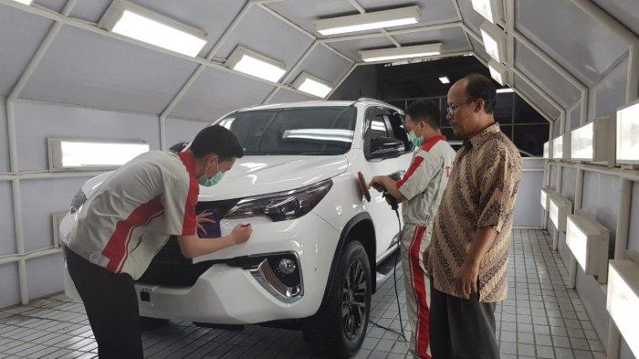 TribunJualBeli's tweet image. 1. Sanding

Proses sanding bertujuan untuk mengikis lapisan luar cat yang terkena jamur.

Kamu bisa menggunakan cairan kompin dengan tekstur kasar (cutting Compound) dan pad kasar untuk menghasilkan gesekan yang tinggi.

#tipsmobil #otomotif #tipsandtrick