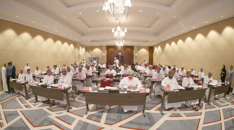 غادر الشيخ سالم الوهيبي رئاسة الاتحاد ومن ترشحوا لم يقدموا خططهم ولا رؤاهم ولا أي شيء يوحي أن العمل القادم له توجهات وأبعاد تطويرية تخدم كرتنا العمانية.. كان الله في العون من القادم المجهول وإلى مزيد من الاجتهادات الغير  مدروسة!