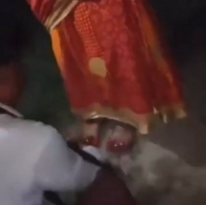 Krishan88701400's tweet image. कथा वाचक आदरणीय संत सिंह यादव जी ने बहुत गंभीर आरोप लगाया है.
गांव वालों ने महिला से उसका मू# मांगा और इस महिला दे भी दिया.
संत सिंह यादव को जजमान महिला के पैर पर गिरकर नाक रगड़े को मजबूर किया गया. और महिला का मू#, दोनों कथा वाचकों पर छिड़क कर कहा गया तुम दोनों पवित्र हो गए.